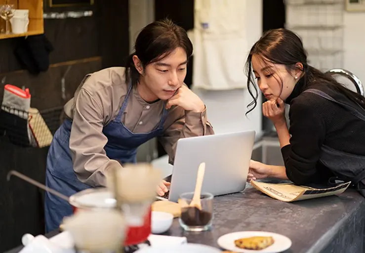 เตรียมตัวยังไง เมื่อ AI เก่งกว่าแอดมินตอบแชตของคุณแล้ว (ทางรอด SME ยุคย้ายงานซ้ำซากให้หุ่นยนต์)